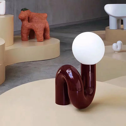 Lampe de table LED boule italienne posée sur une table de chevet