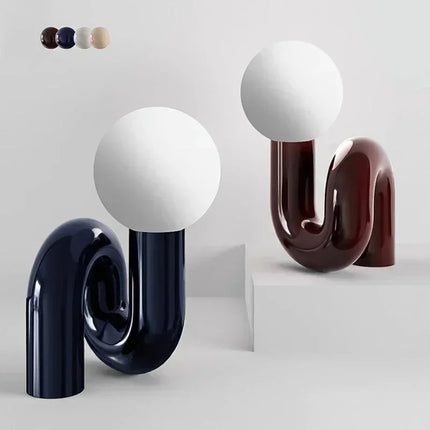 Détail de l'abat-jour en verre dépoli de la lampe boule italienne