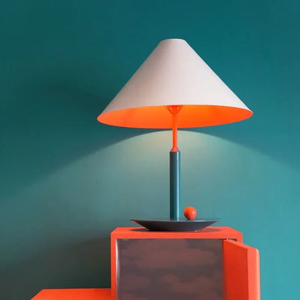 Lampe de table LED design posée sur une table de chevet en bois clair