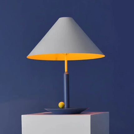 Lampe de table LED allumée créant une ambiance chaleureuse dans la pièce