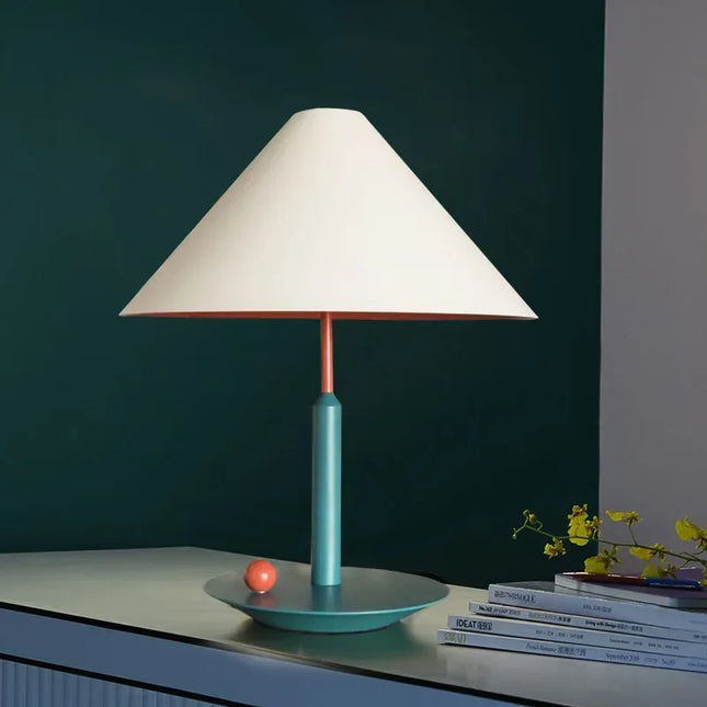 Lampe de table LED design coloré au pied métal lustré et abat-jour blanc