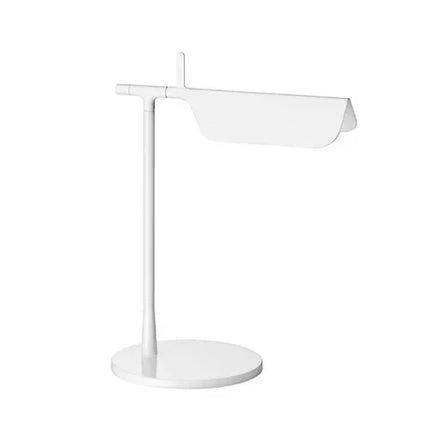 Lampe de table LED italienne minimaliste coloris blanc dans un intérieur clair