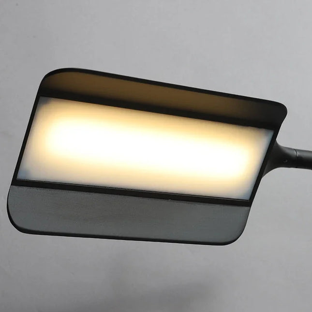 Lampe de table LED italienne posée sur un bureau contemporain