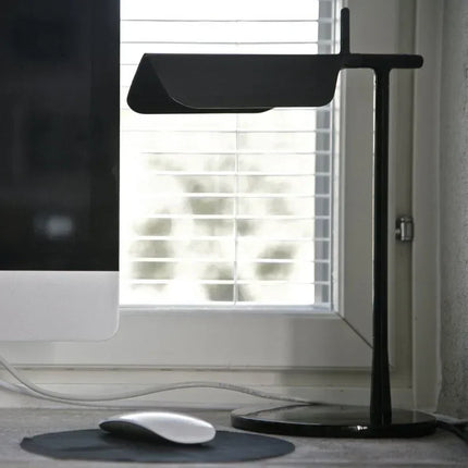 Lampe de table LED italienne posée sur une table de chevet
