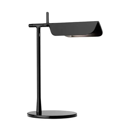 Lampe de table LED italienne éclairant un coin lecture