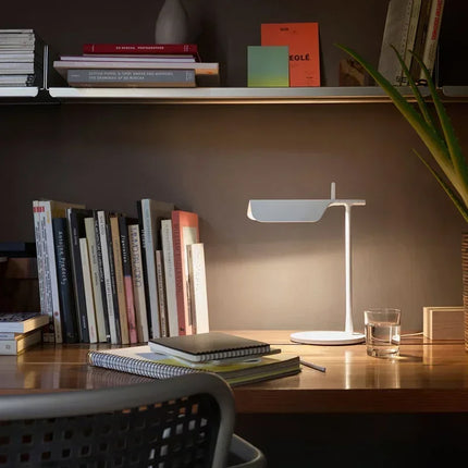 Détail de la finition acier poli de la lampe de table LED italienne