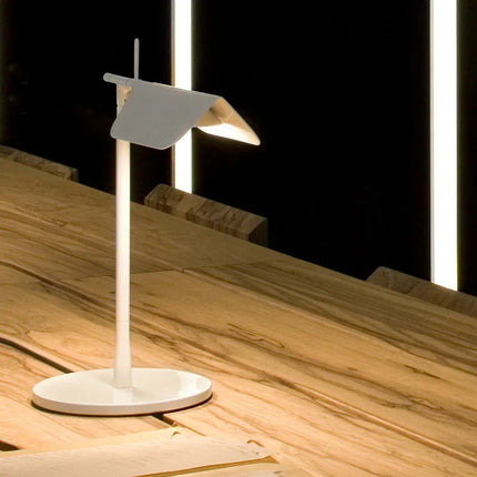 Lampe de table LED italienne minimaliste dans un salon épuré