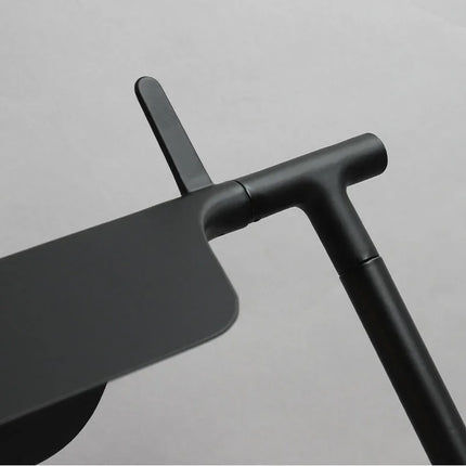 Tête orientable de la lampe de table LED dirigeant la lumière