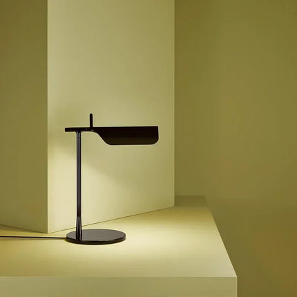 Lampe de table LED italienne minimaliste en métal poli avec tête orientable
