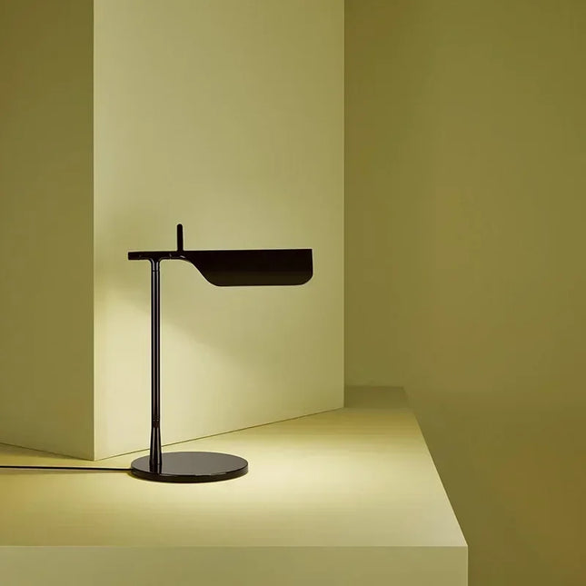 Lampe de table LED italienne minimaliste en métal poli avec tête orientable