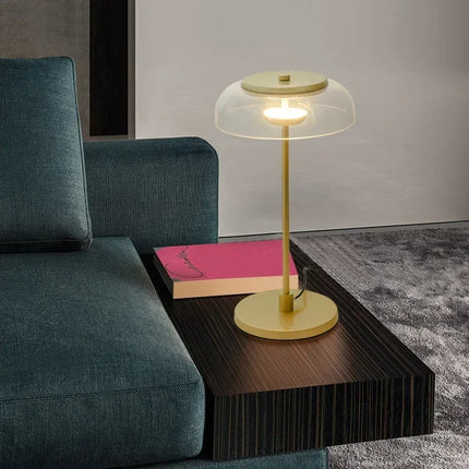 Lampe de table LED verre moderne posée dans un salon contemporain