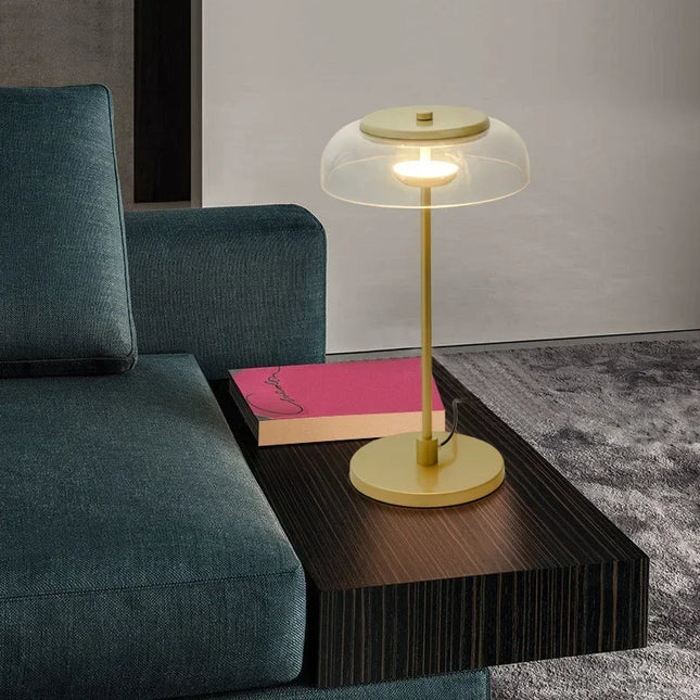 Lampe de table LED verre moderne posée dans un salon contemporain