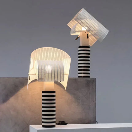 Lampe de table moderne à abat-jour métal ajouré à rayures et grilles