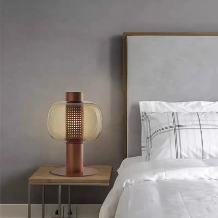 Lampe de table moderne en verre design nordique posée sur une table de chevet