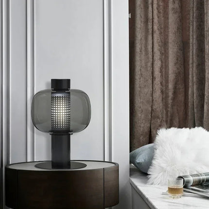 Lampe de table moderne en verre design nordique dans un salon contemporain