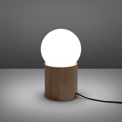 Gros plan sur le bois clair et le globe opale de la lampe à poser Pure Bois Naturel