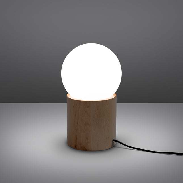 Gros plan sur le bois clair et le globe opale de la lampe à poser Pure Bois Naturel