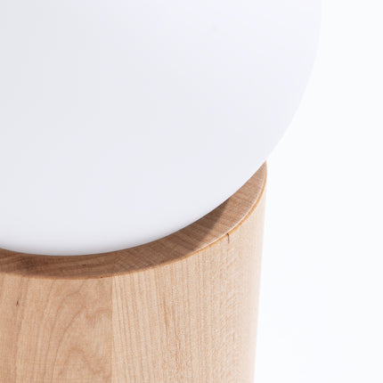Vue en plongée de la lampe à poser Pure Bois Naturel et de son globe en verre opale