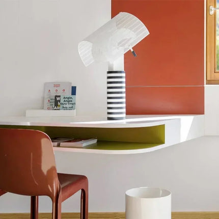 Lampe de table à motifs ajourés allumée, jeu de lumière sur le mur