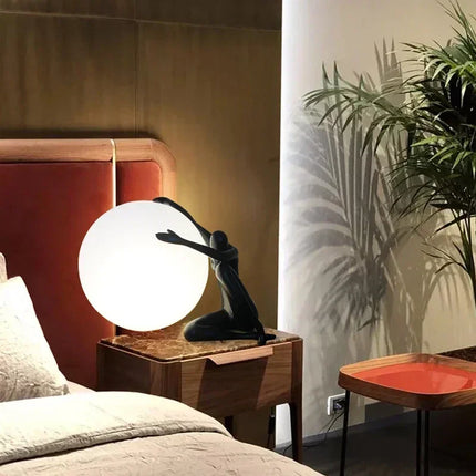 Lampe de table sculpture humanoïde LED allumée diffusant une lumière douce