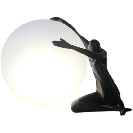Lampe de table sculpture humanoïde LED posée sur un bureau créatif