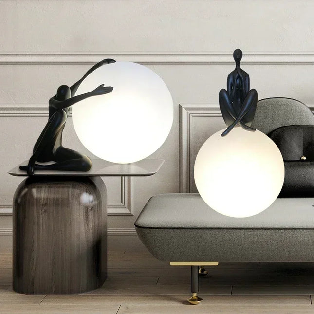 Lampe de table sculpture humanoïde LED posée dans un salon contemporain