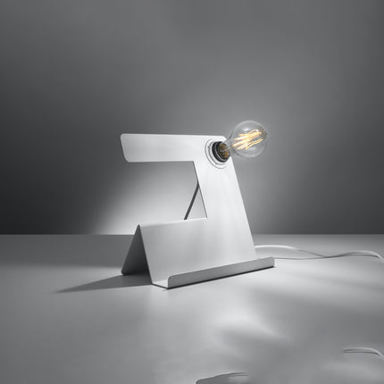 Lampe de table Support blanche en acier de trois quarts, ampoule filament allumée, ambiance grise.