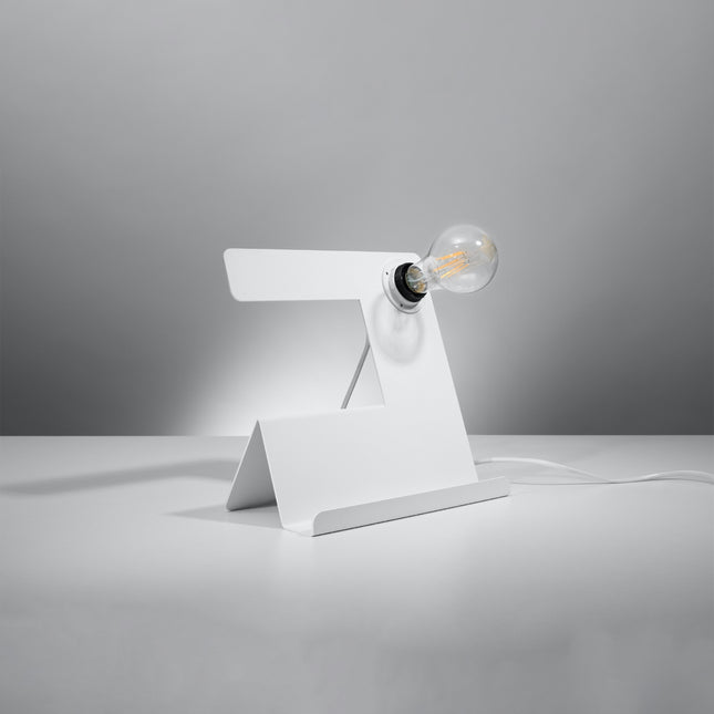 Lampe de table Support blanche en acier, plaque pliée avec ampoule E27 apparente allumée sur fond gris.