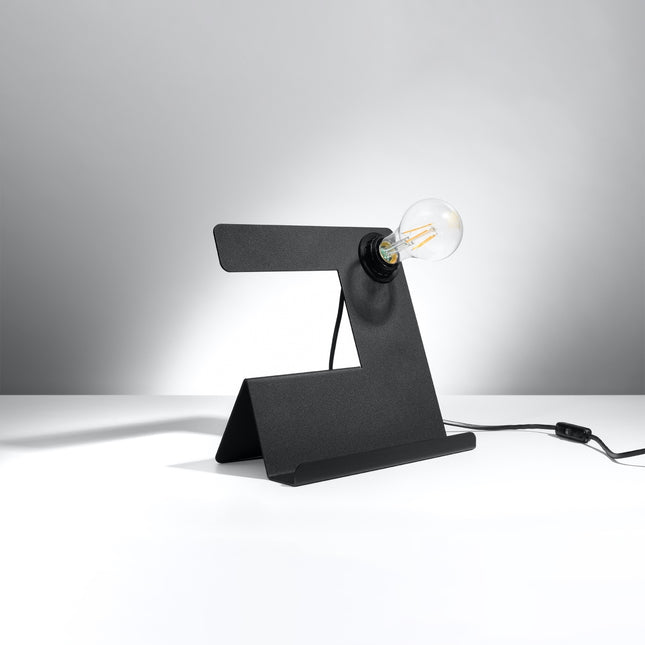Lampe de table Support noire en acier, plaque pliée avec ampoule E27 apparente allumée sur fond gris.