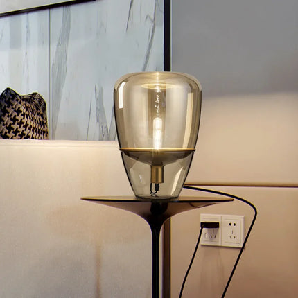 Lampe de table verre minimaliste tchèque allumée diffusant une lumière douce