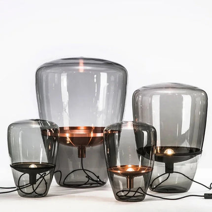 Détail de la base en métal de la lampe de table tchèque