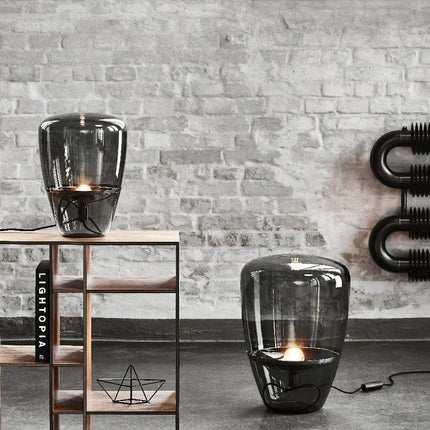 Lampe de table verre minimaliste tchèque posée sur une table de chevet