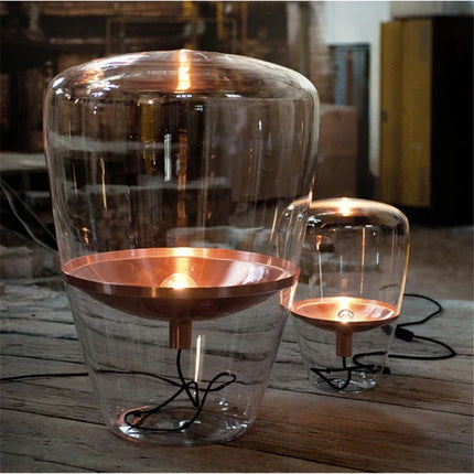 Lampe de table verre minimaliste tchèque dans un salon contemporain