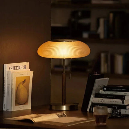 Lampe de table verre vintage scandinave sur un bureau nordique