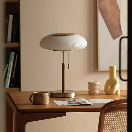 Lampe de table verre vintage scandinave dans une chambre feutrée