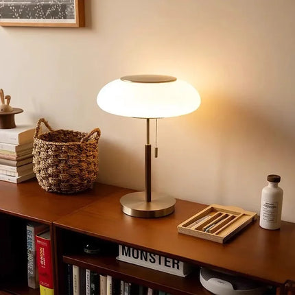 Détail de la base en métal cuivré de la lampe de table vintage scandinave
