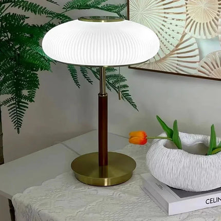Lampe de table verre vintage scandinave posée dans un salon chaleureux