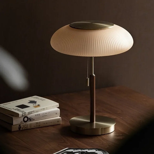 Lampe de table vintage scandinave en métal cuivré et verre dépoli blanc
