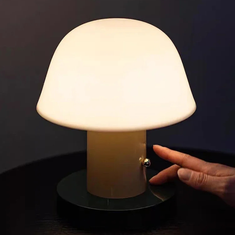 Lampe tactile LED sans fil danoise, éclairage doux et design épuré pour un intérieur moderne.