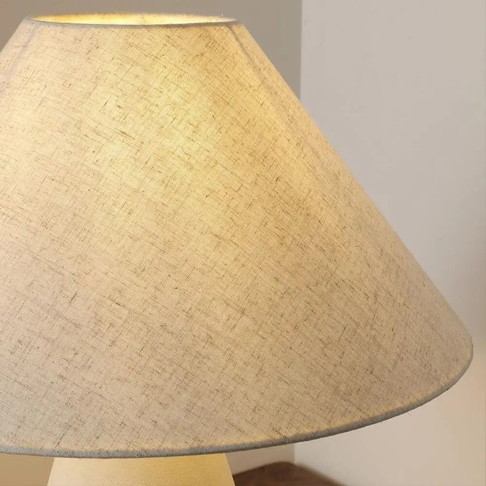 Lampe Wabi-Sabi en céramique minimaliste, parfaite pour une décoration moderne.