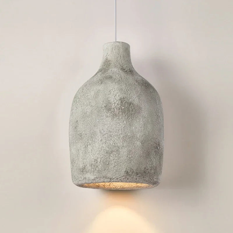 Lampe suspendue grise en résine de style Wabi-Sabi, idéale pour une décoration intérieure bohème ou minimaliste.