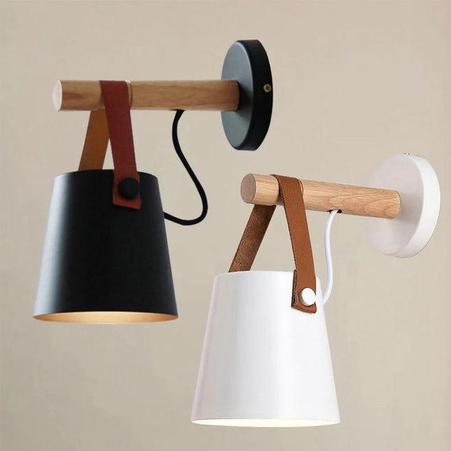 Applique lanterne en bois noir diffusant une lumière chaude au mur