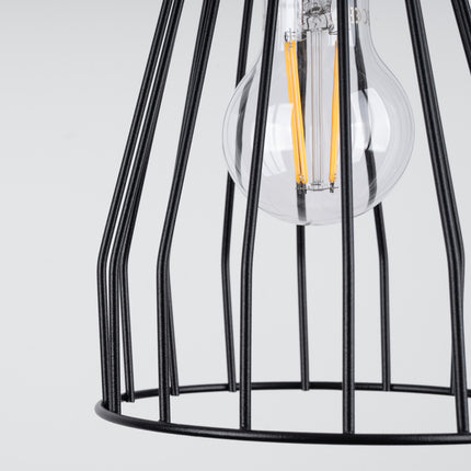 Gros plan sur la cage filaire en acier noir de la suspension Leyo Métal avec ampoule à filament visible