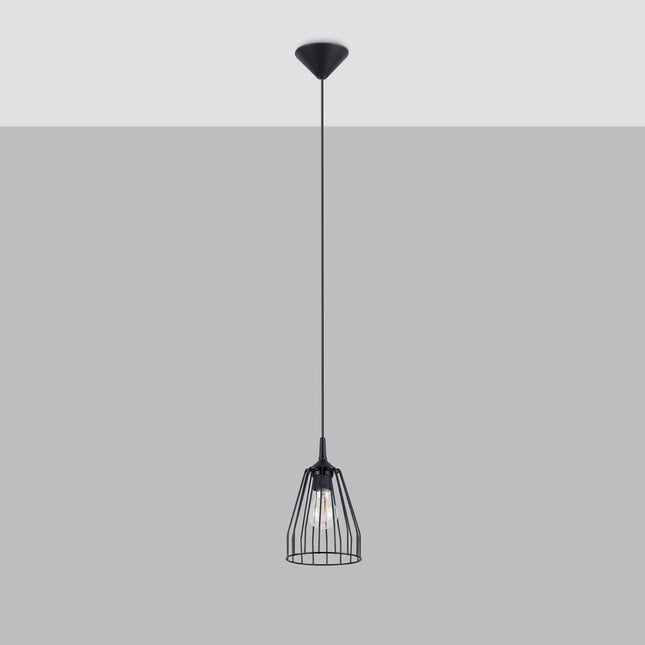 Vue de face de la suspension Leyo Métal noire suspendue par un long câble, cage filaire évasée