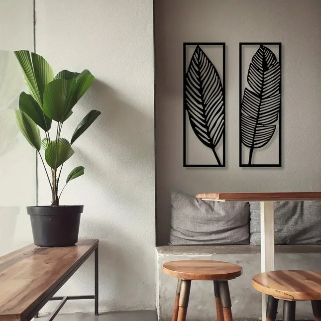 Duo de panneaux muraux feuilles en métal noir dans un café au mur béton, avec banquette et tabourets bois