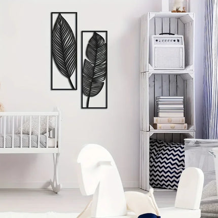 Deux feuilles murales en métal noir au-dessus d'un lit bébé dans une chambre d'enfant claire
