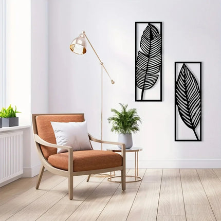 Feuilles murales en métal noir au-dessus d'un fauteuil terracotta et d'un lampadaire doré