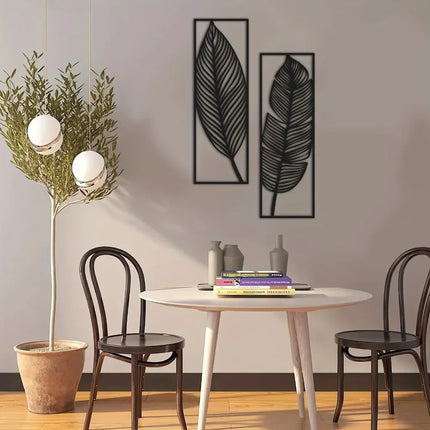 Duo de feuilles murales en métal noir dans une salle à manger avec table ronde et chaises bistrot