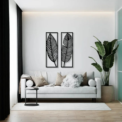 Lot de 2 feuilles murales en métal noir au-dessus d'un canapé blanc dans un salon lumineux