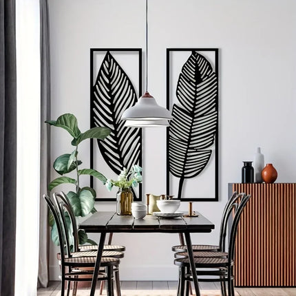 Panneaux muraux feuilles en métal noir dans une salle à manger avec table en bois et suspension